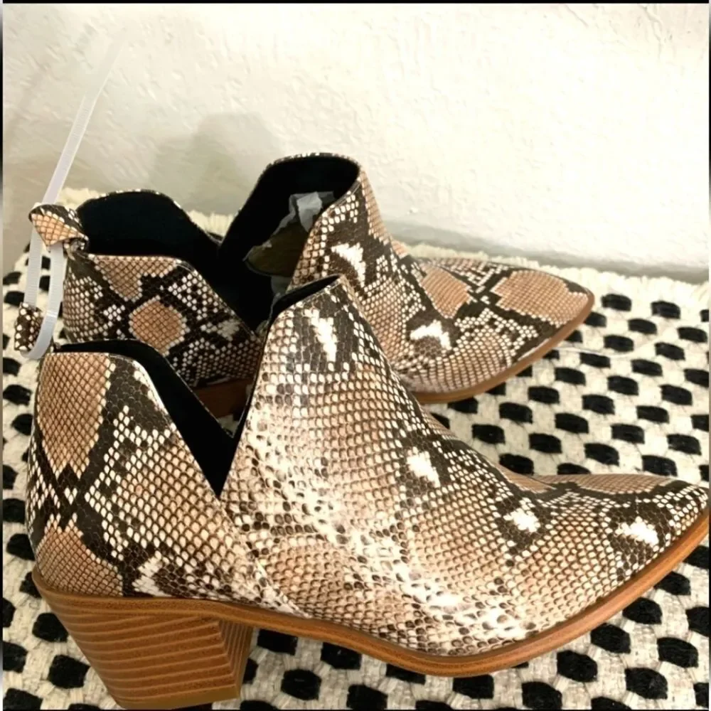 Ladies Western Snakeprint cut out ankle boots sz 9.5